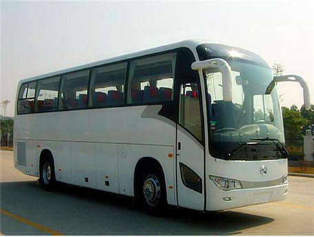 下雪天，行車需要注意安全，這里外事旅游鄭州大巴車租賃公司提醒您，在雪天行駛大巴車更是常見，所以在雪天行駛車輛一定要小心謹慎，注意安全，保障行車安全事項，特別需要與行駛車輛之間保持車速與車距距離，防止意外發(fā)生。